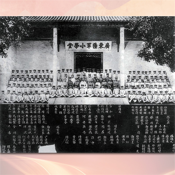 03.张云逸毕业时与老师同学合影.jpg